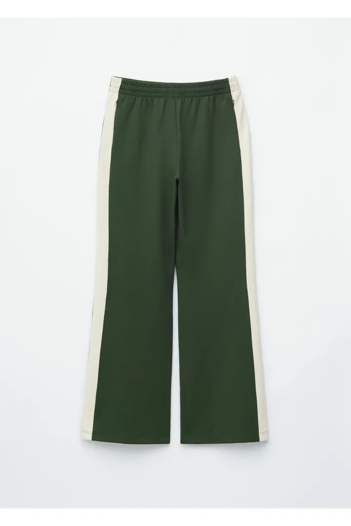 앤아더스토리즈 스쿠바 트랙 트라우저의 다크 그린-화이트컬러 Product입니다.