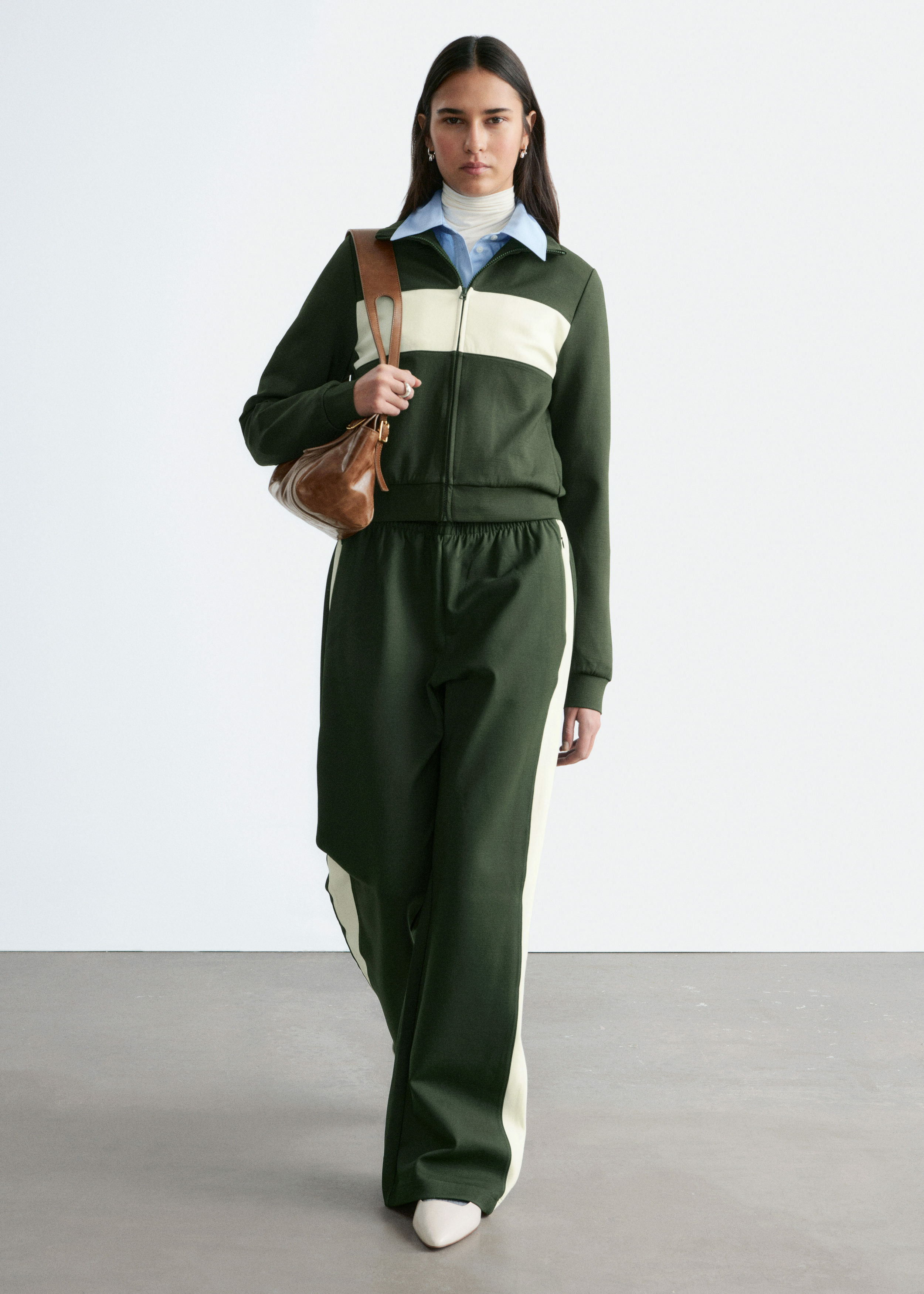 앤아더스토리즈 스쿠바 트랙 트라우저의 다크 그린-화이트컬러 ECOMLook입니다.