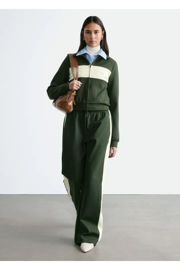 앤아더스토리즈 스쿠바 트랙 트라우저의 다크 그린-화이트컬러 ECOMLook입니다.