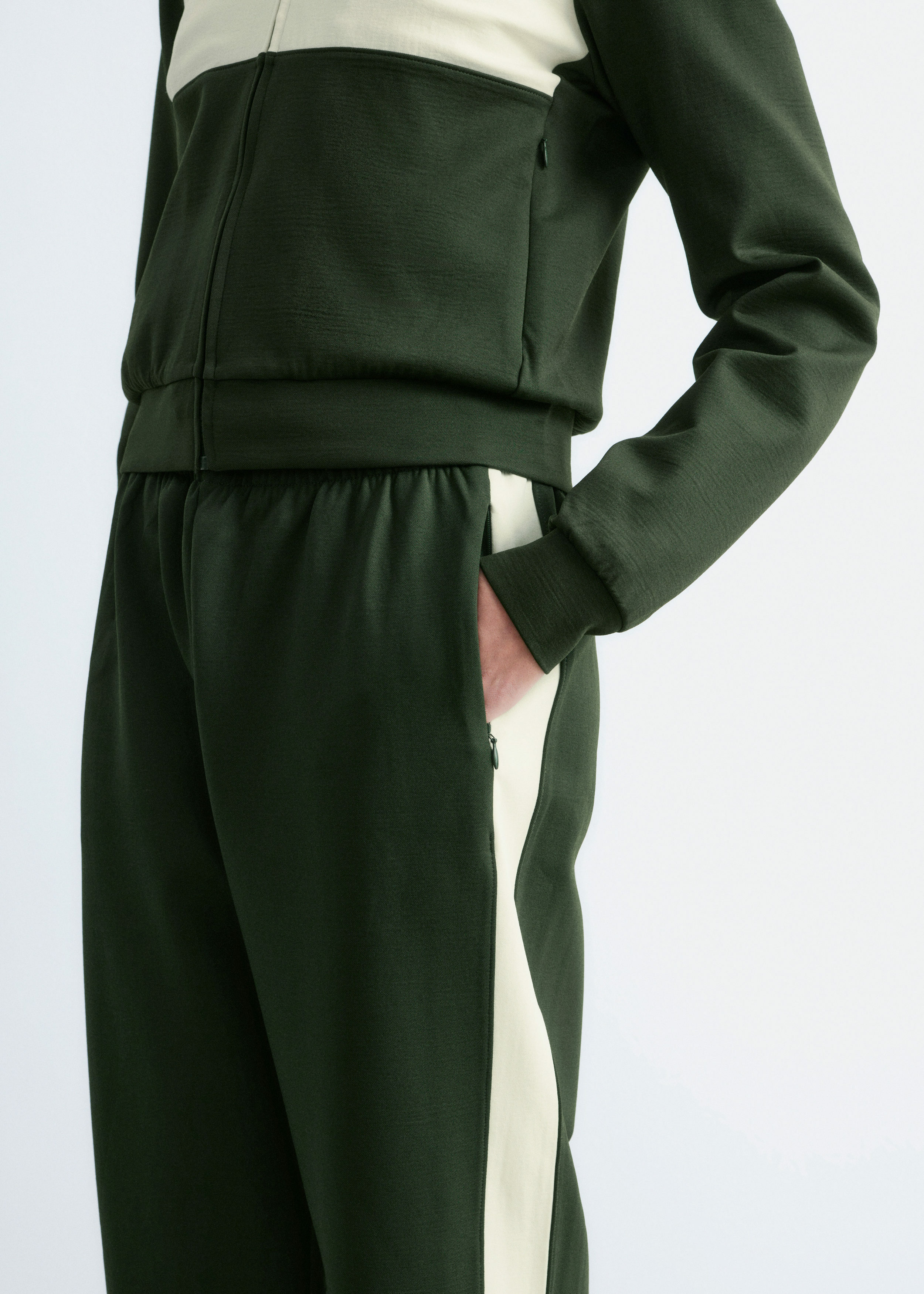 앤아더스토리즈 스쿠바 트랙 트라우저의 다크 그린-화이트컬러 ECOMLook입니다.