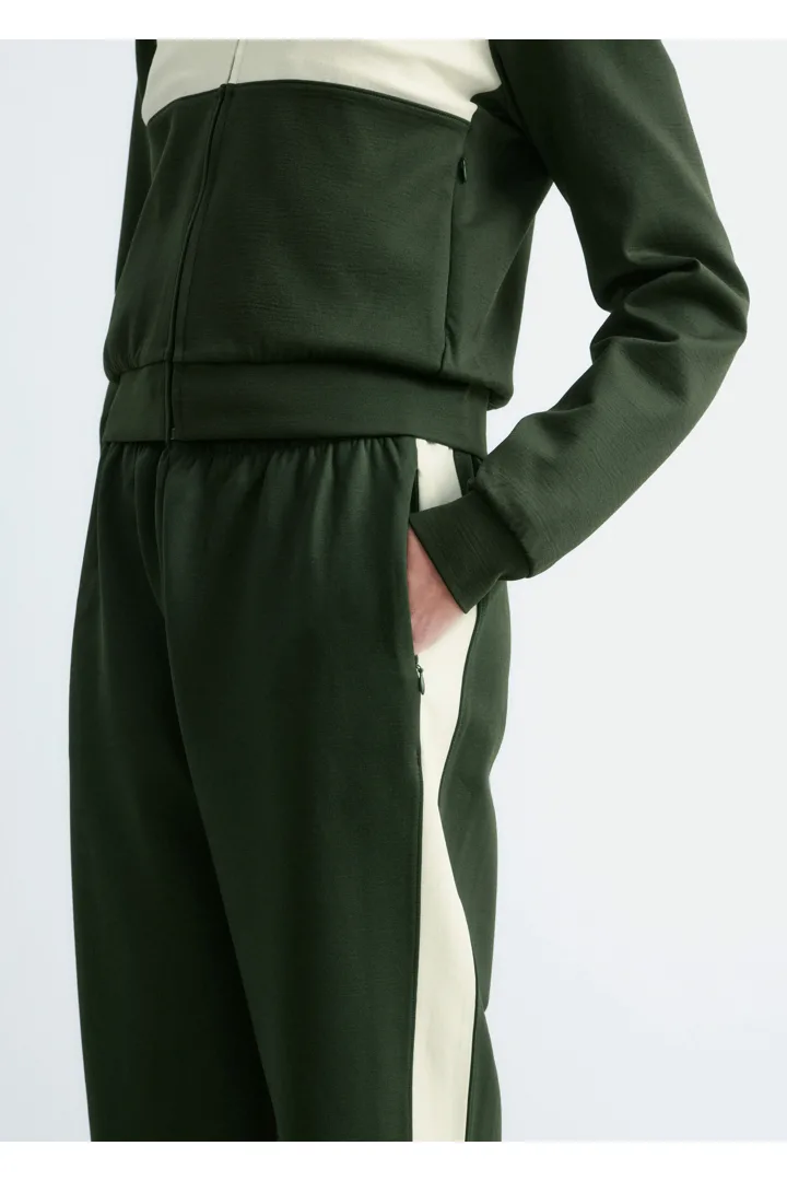 앤아더스토리즈 스쿠바 트랙 트라우저의 다크 그린-화이트컬러 ECOMLook입니다.