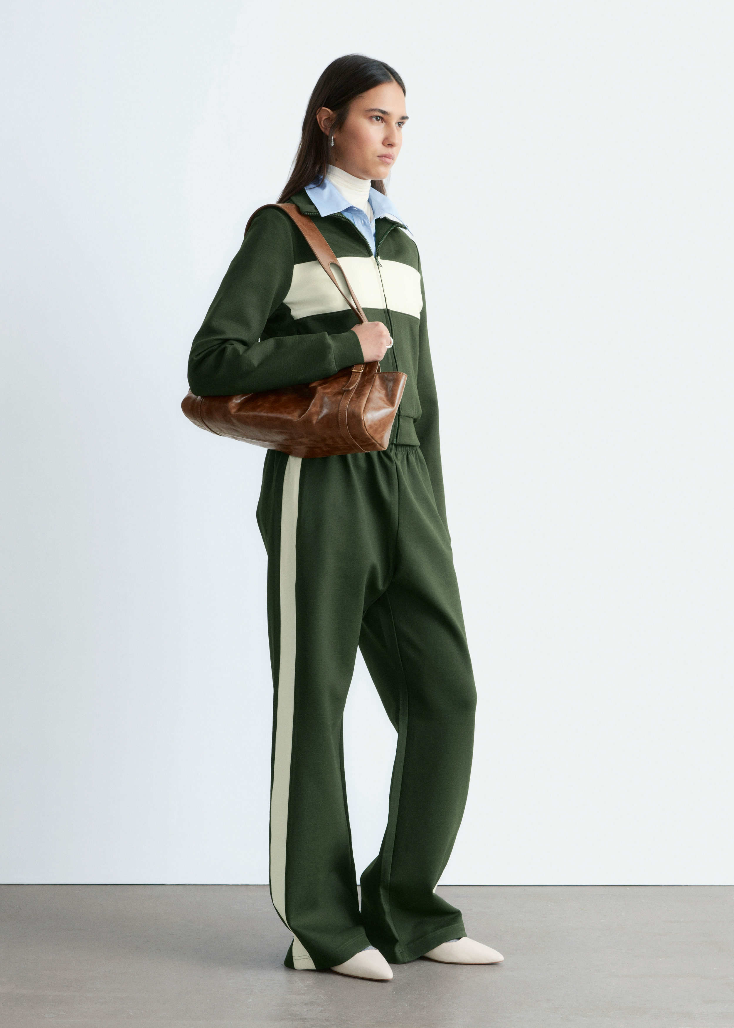 앤아더스토리즈 스쿠바 트랙 트라우저의 다크 그린-화이트컬러 ECOMLook입니다.