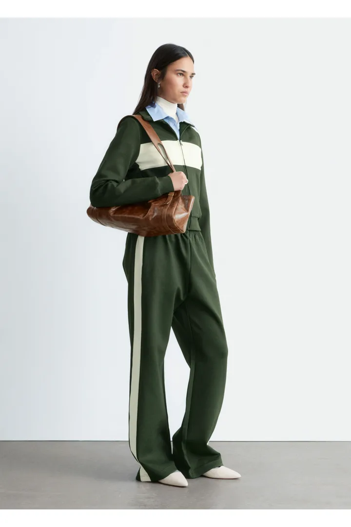 앤아더스토리즈 스쿠바 트랙 트라우저의 다크 그린-화이트컬러 ECOMLook입니다.