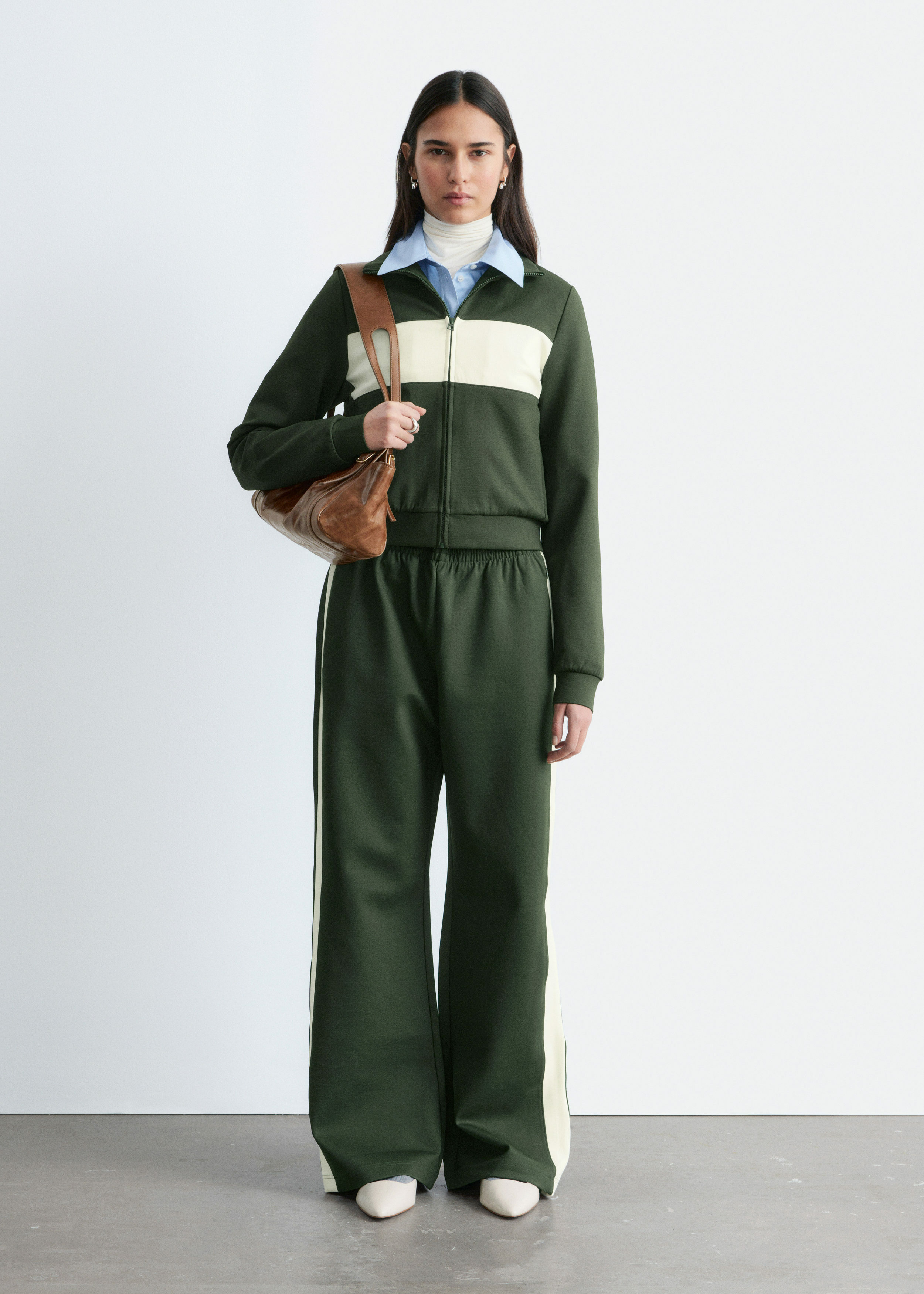 앤아더스토리즈 스쿠바 트랙 트라우저의 다크 그린-화이트컬러 ECOMLook입니다.