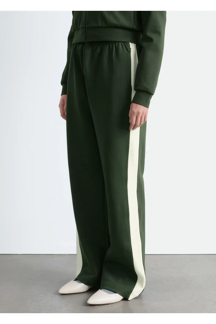 앤아더스토리즈 스쿠바 트랙 트라우저의 다크 그린-화이트컬러 ECOMLook입니다.