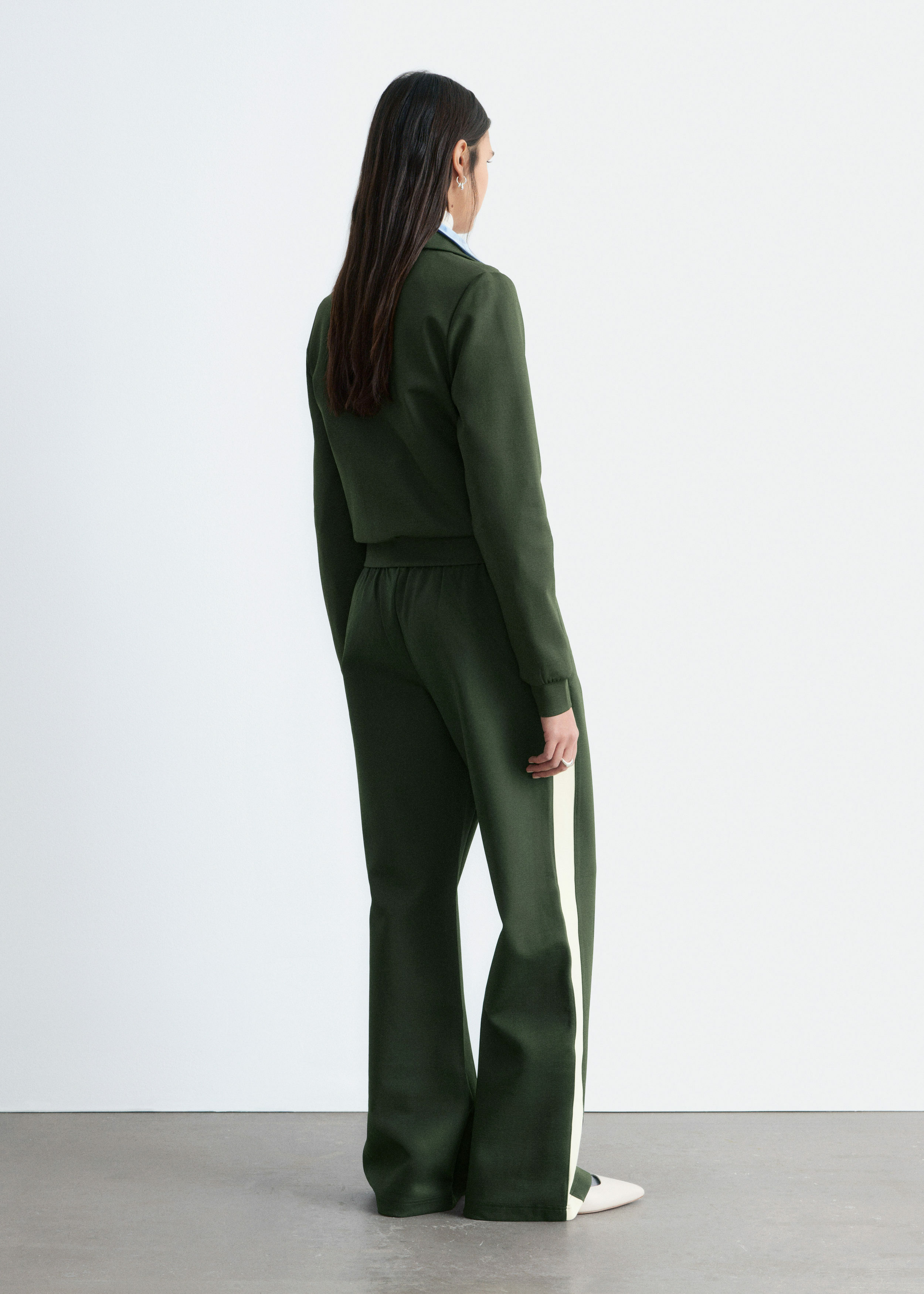 앤아더스토리즈 스쿠바 트랙 트라우저의 다크 그린-화이트컬러 ECOMLook입니다.