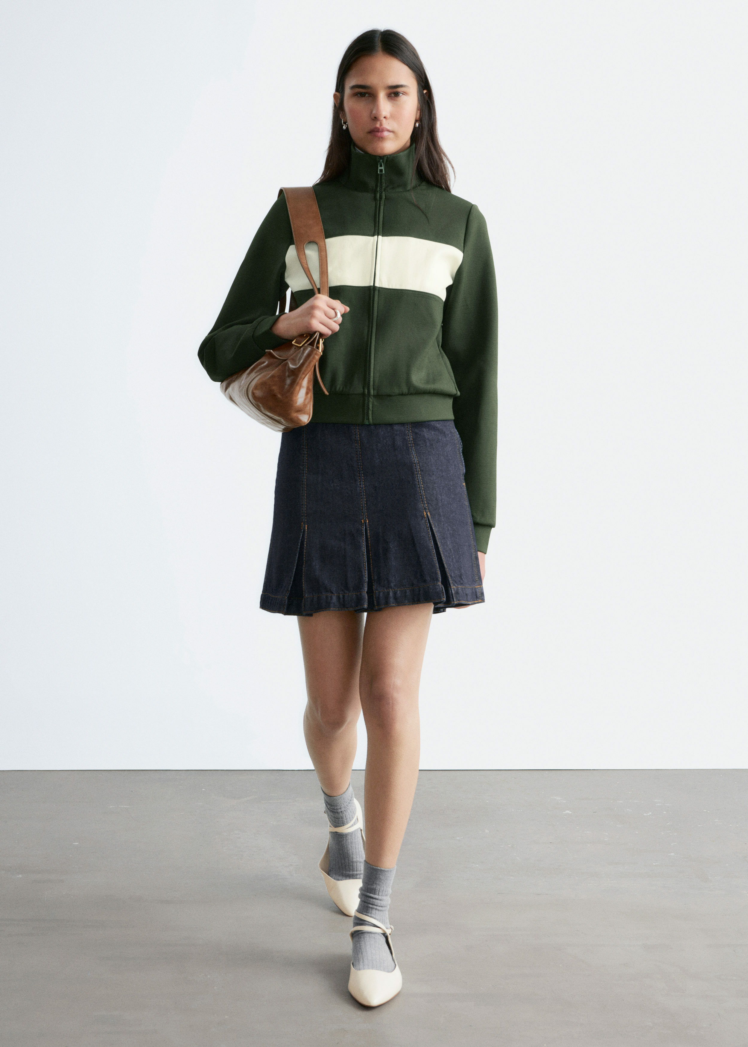 앤아더스토리즈 스쿠바 집업 자켓의 다크 그린-화이트컬러 ECOMLook입니다.