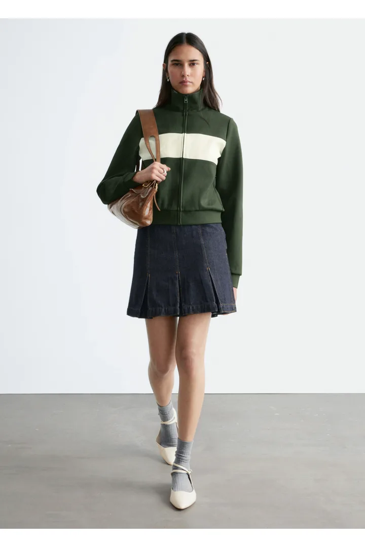 앤아더스토리즈 스쿠바 집업 자켓의 다크 그린-화이트컬러 ECOMLook입니다.