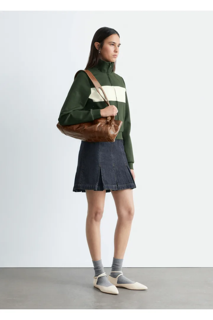 앤아더스토리즈 스쿠바 집업 자켓의 다크 그린-화이트컬러 ECOMLook입니다.