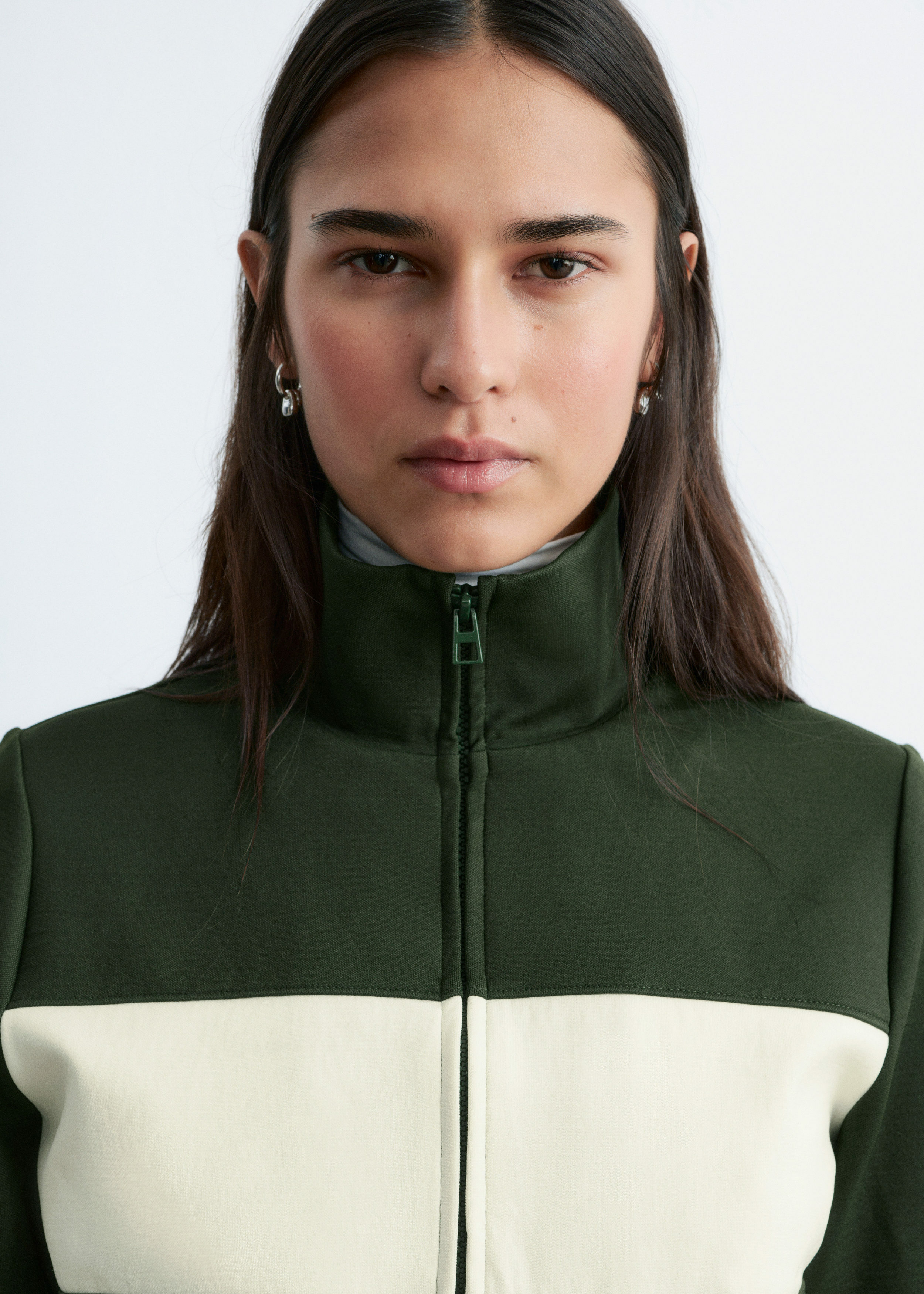 앤아더스토리즈 스쿠바 집업 자켓의 다크 그린-화이트컬러 ECOMLook입니다.