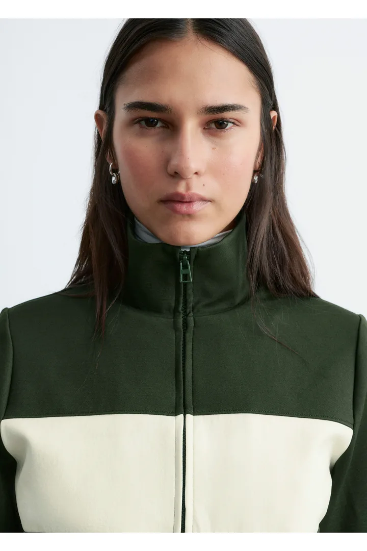 앤아더스토리즈 스쿠바 집업 자켓의 다크 그린-화이트컬러 ECOMLook입니다.