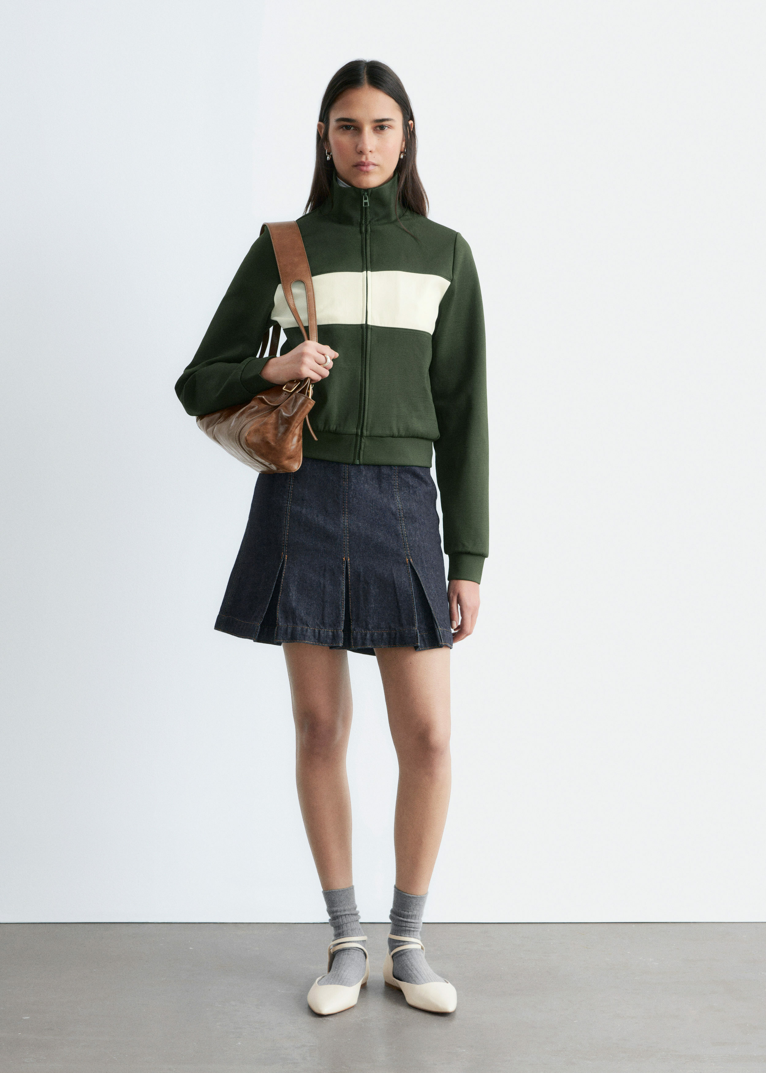 앤아더스토리즈 스쿠바 집업 자켓의 다크 그린-화이트컬러 ECOMLook입니다.