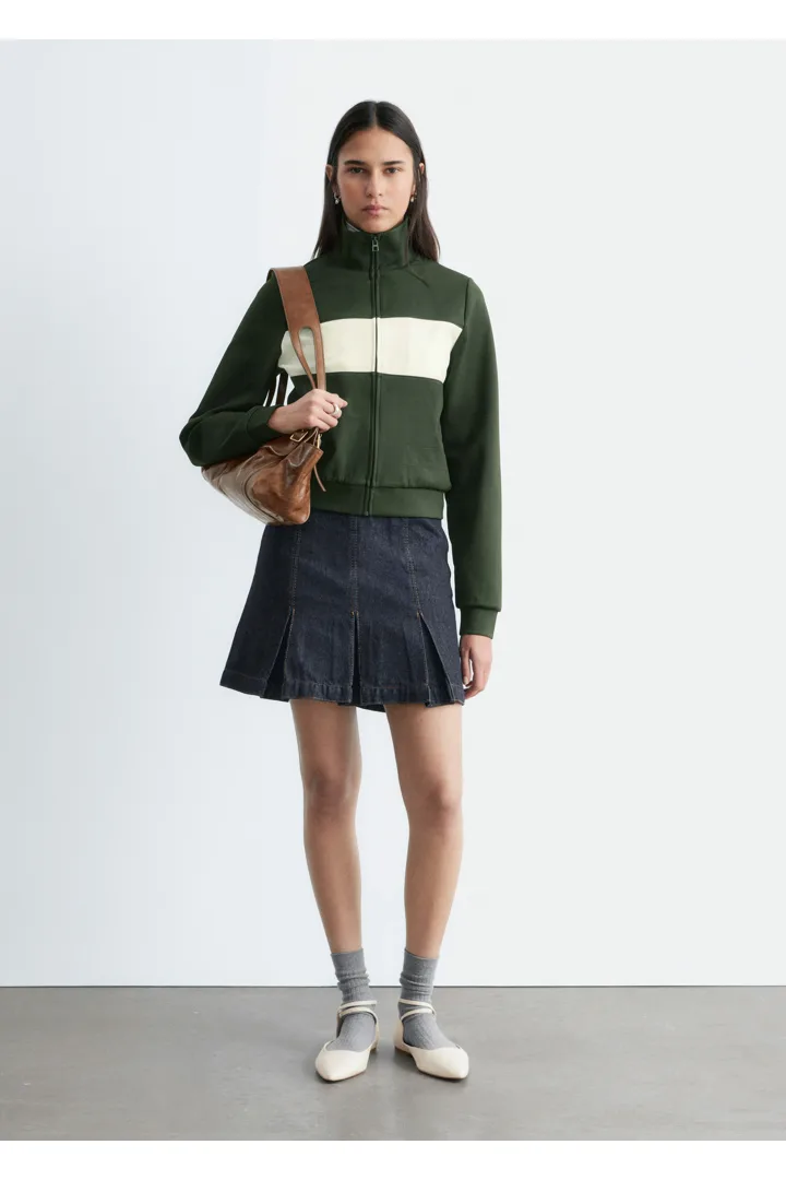 앤아더스토리즈 스쿠바 집업 자켓의 다크 그린-화이트컬러 ECOMLook입니다.