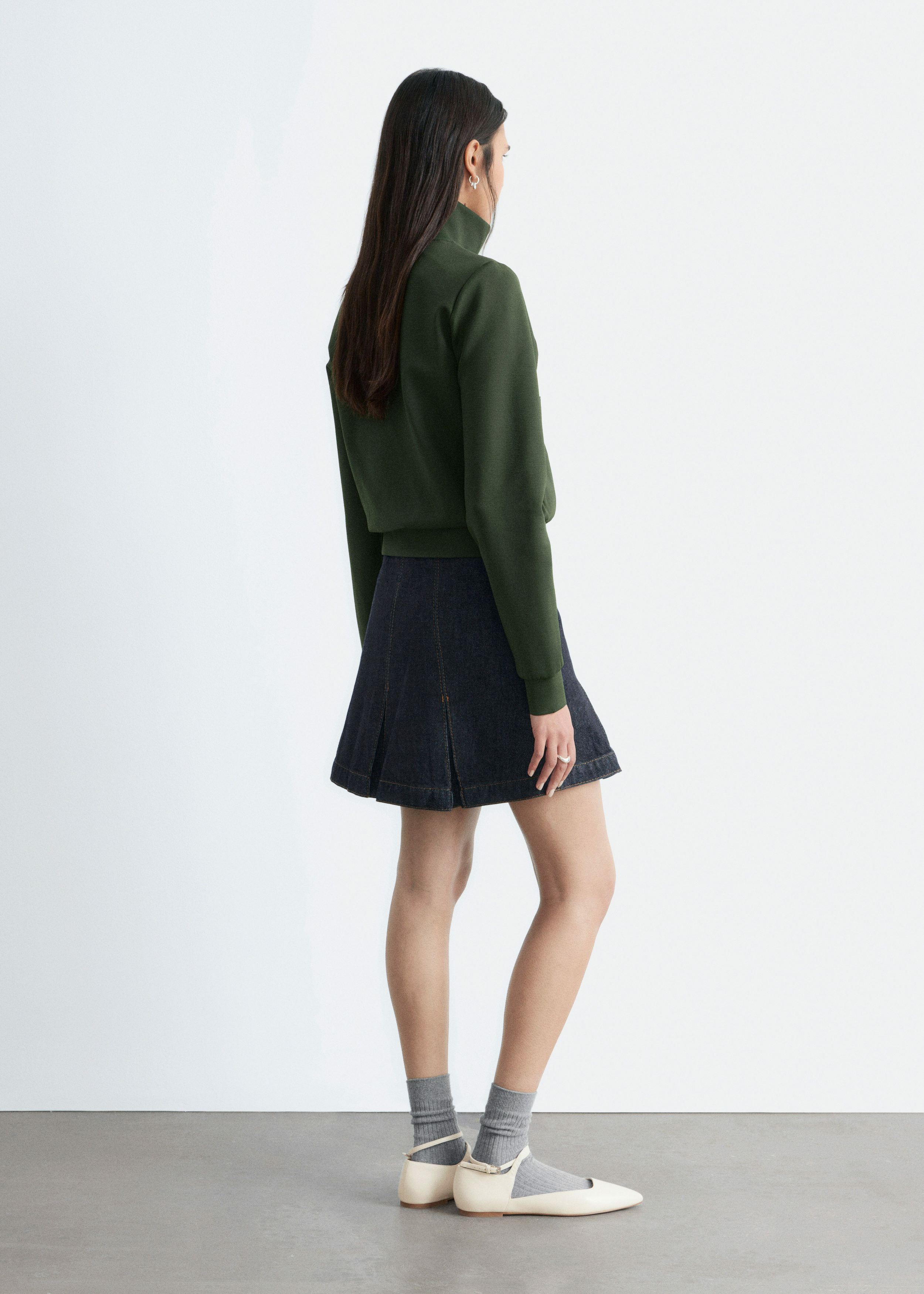 앤아더스토리즈 스쿠바 집업 자켓의 다크 그린-화이트컬러 ECOMLook입니다.