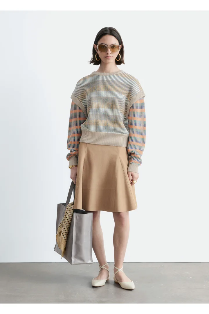 앤아더스토리즈 스트라이프 패널 니트 스웨터의 베이지-멀티 스트라이프컬러 ECOMLook입니다.