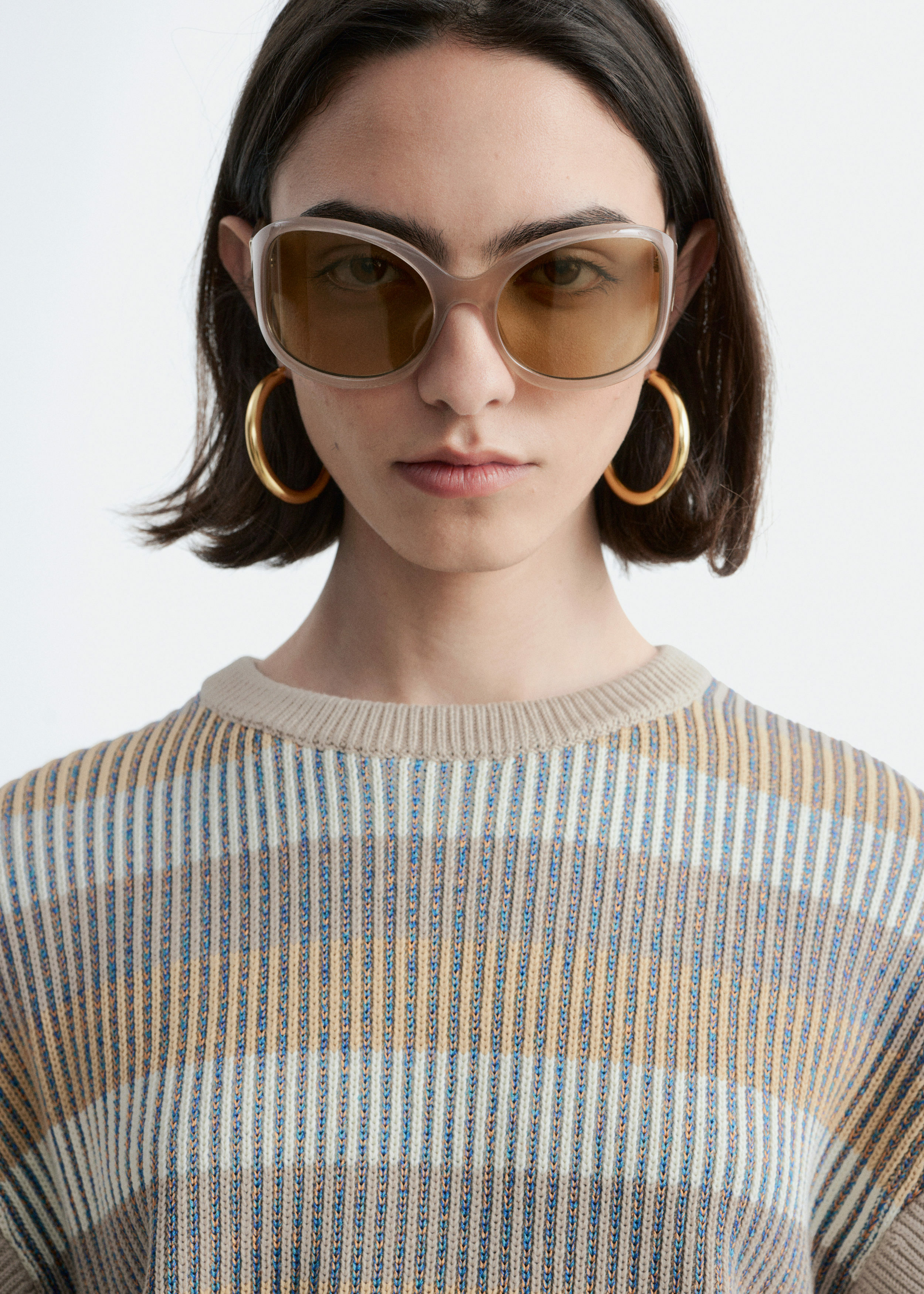 앤아더스토리즈 스트라이프 패널 니트 스웨터의 베이지-멀티 스트라이프컬러 ECOMLook입니다.