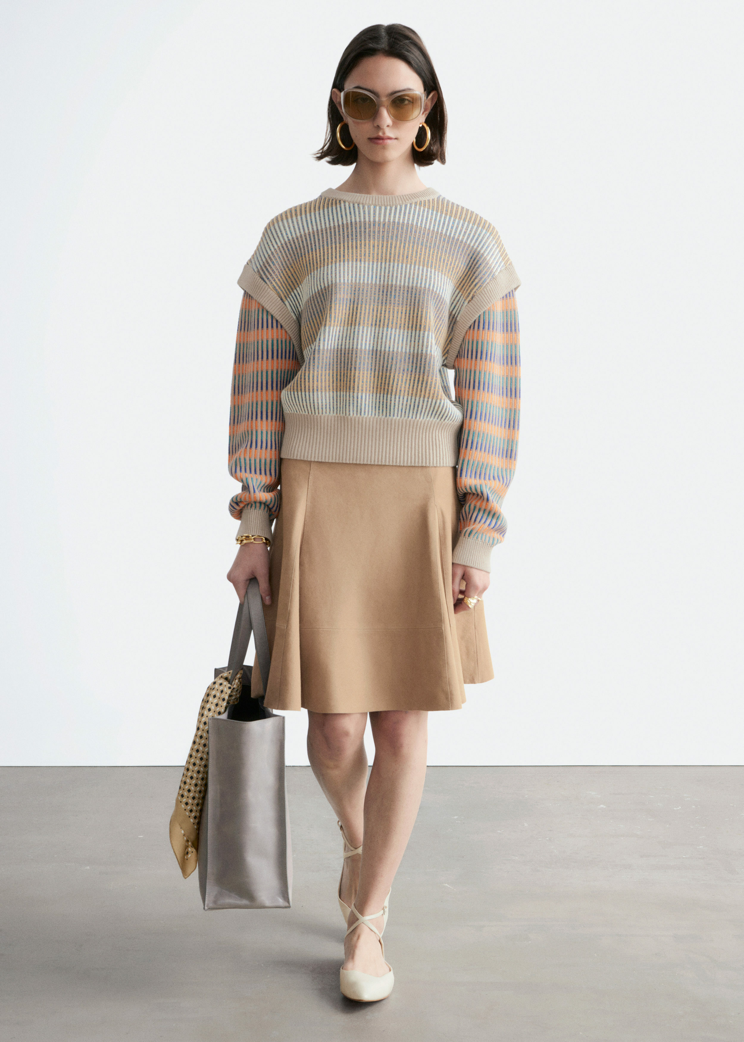 앤아더스토리즈 스트라이프 패널 니트 스웨터의 베이지-멀티 스트라이프컬러 ECOMLook입니다.