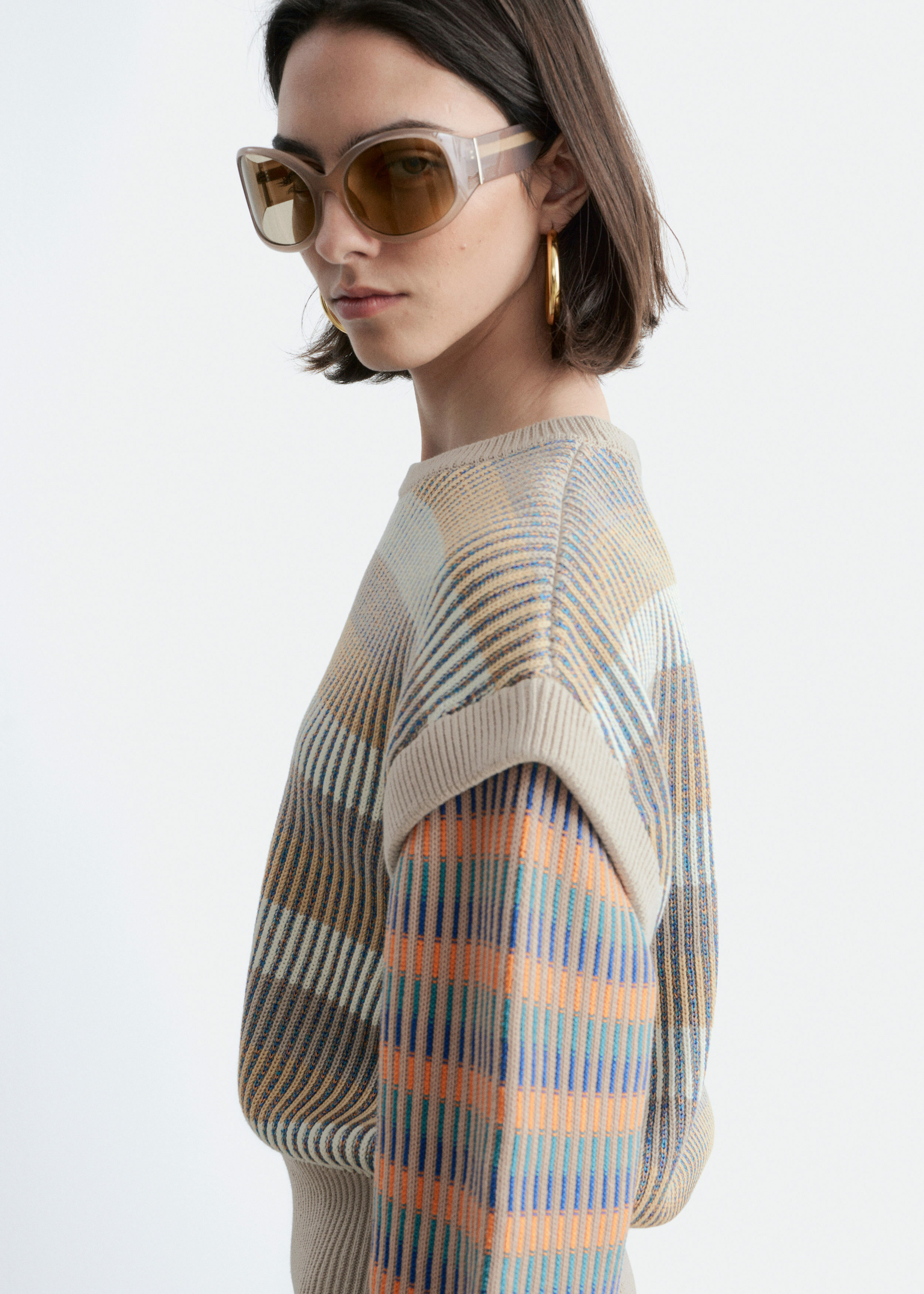 앤아더스토리즈 스트라이프 패널 니트 스웨터의 베이지-멀티 스트라이프컬러 ECOMLook입니다.