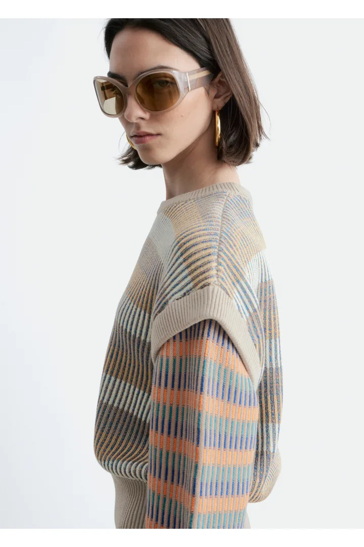 앤아더스토리즈 스트라이프 패널 니트 스웨터의 베이지-멀티 스트라이프컬러 ECOMLook입니다.