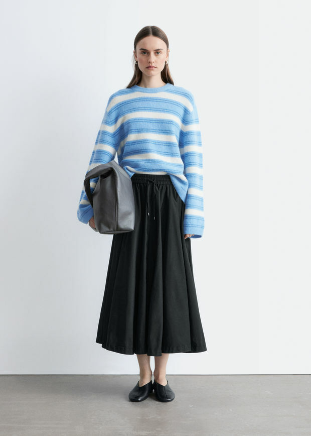 앤아더스토리즈 알파카 블렌드 스웨터의 라이트 블루-화이트 스트라이프컬러 ECOMLook입니다.