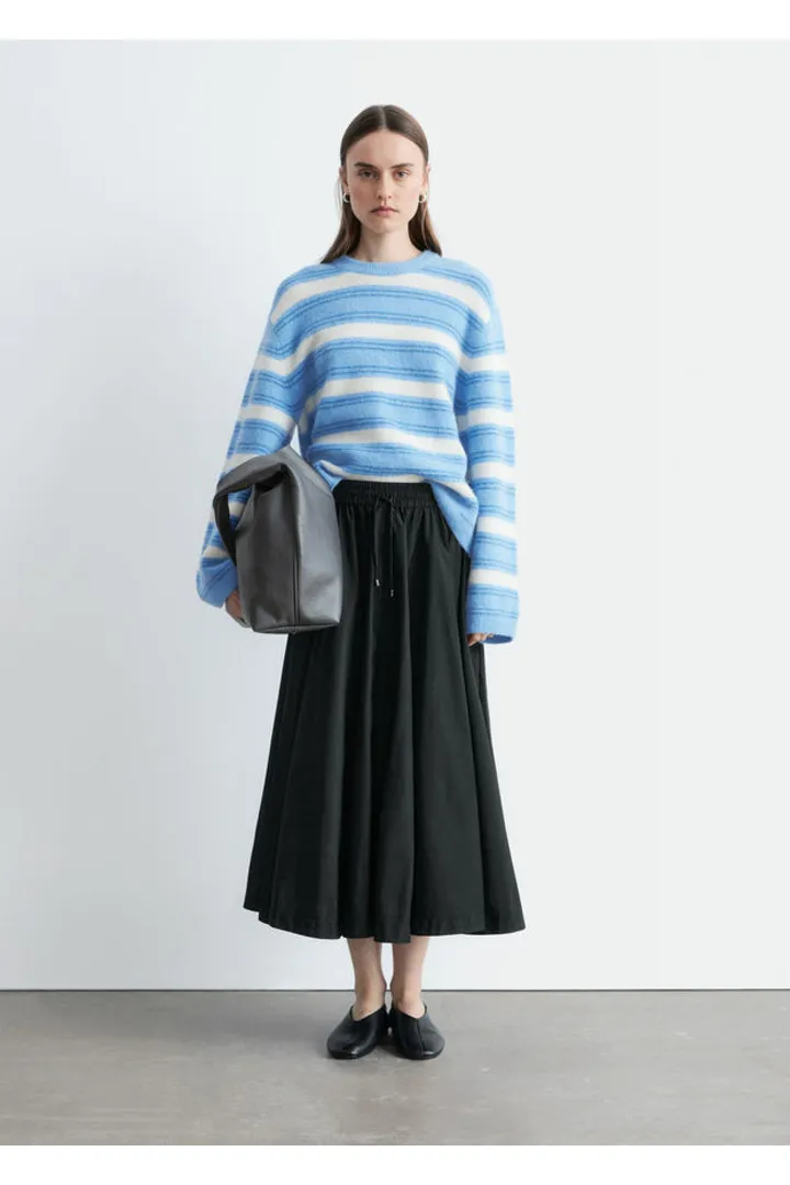 앤아더스토리즈 알파카 블렌드 스웨터의 라이트 블루-화이트 스트라이프컬러 ECOMLook입니다.