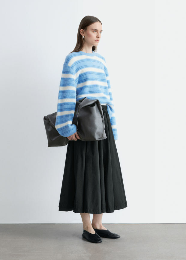 앤아더스토리즈 알파카 블렌드 스웨터의 라이트 블루-화이트 스트라이프컬러 ECOMLook입니다.