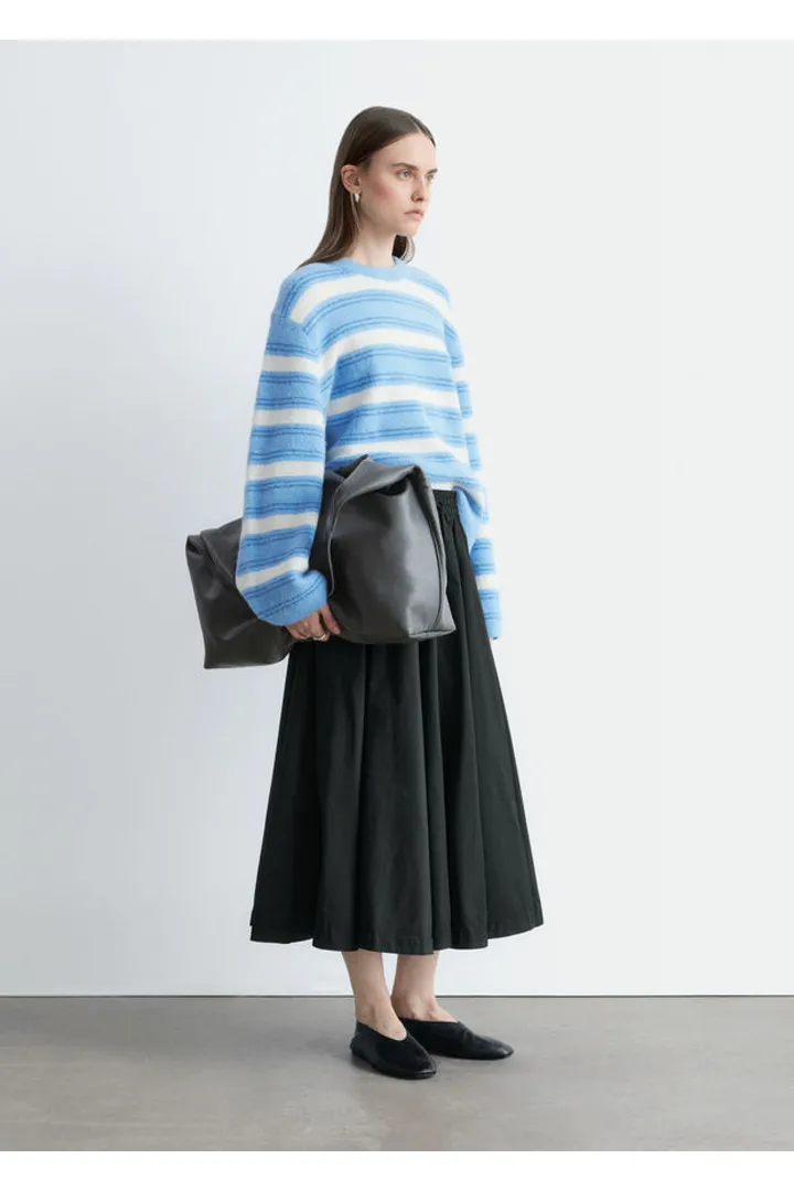 앤아더스토리즈 알파카 블렌드 스웨터의 라이트 블루-화이트 스트라이프컬러 ECOMLook입니다.