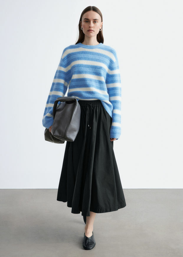 앤아더스토리즈 알파카 블렌드 스웨터의 라이트 블루-화이트 스트라이프컬러 ECOMLook입니다.