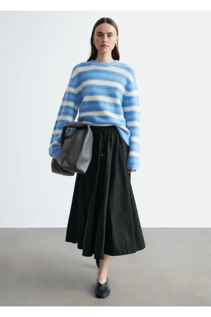 앤아더스토리즈 알파카 블렌드 스웨터의 라이트 블루-화이트 스트라이프컬러 ECOMLook입니다.