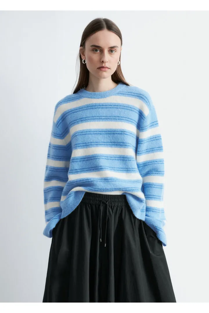 앤아더스토리즈 알파카 블렌드 스웨터의 라이트 블루-화이트 스트라이프컬러 ECOMLook입니다.