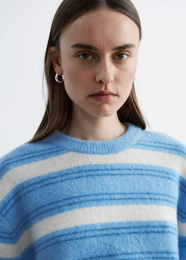 앤아더스토리즈 알파카 블렌드 스웨터의 라이트 블루-화이트 스트라이프컬러 ECOMLook입니다.