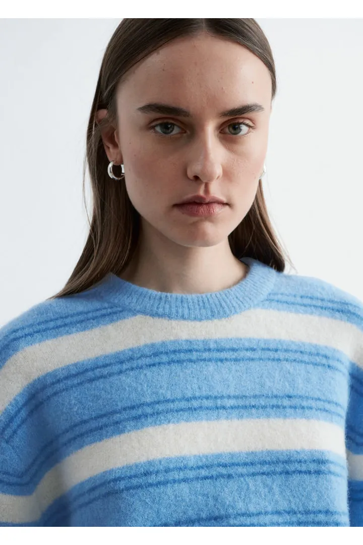 앤아더스토리즈 알파카 블렌드 스웨터의 라이트 블루-화이트 스트라이프컬러 ECOMLook입니다.