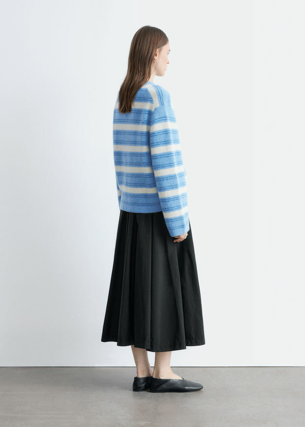 앤아더스토리즈 알파카 블렌드 스웨터의 라이트 블루-화이트 스트라이프컬러 ECOMLook입니다.