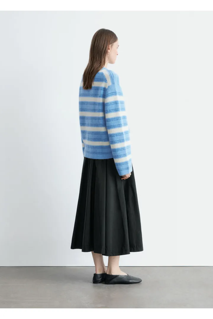 앤아더스토리즈 알파카 블렌드 스웨터의 라이트 블루-화이트 스트라이프컬러 ECOMLook입니다.