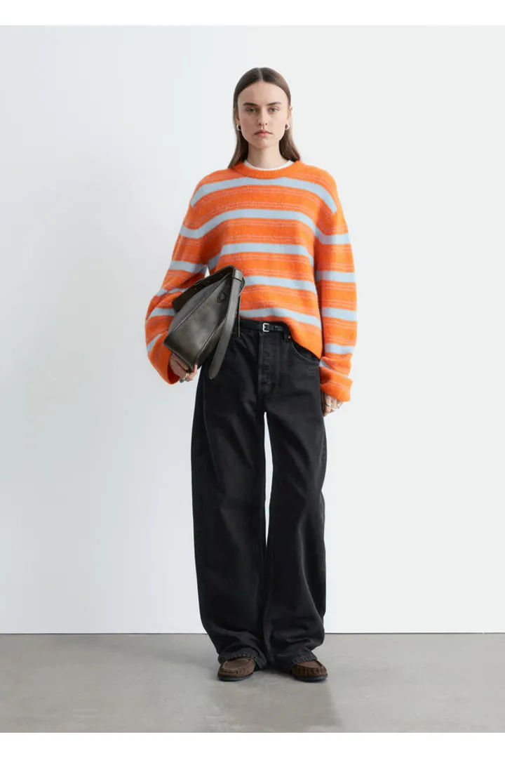 앤아더스토리즈 알파카 블렌드 스웨터의 오렌지-블루 스트라이프컬러 ECOMLook입니다.