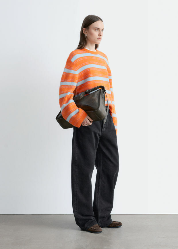 앤아더스토리즈 알파카 블렌드 스웨터의 오렌지-블루 스트라이프컬러 ECOMLook입니다.