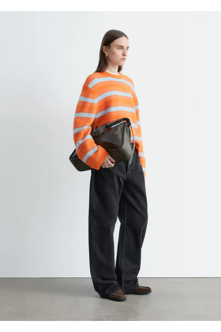 앤아더스토리즈 알파카 블렌드 스웨터의 오렌지-블루 스트라이프컬러 ECOMLook입니다.