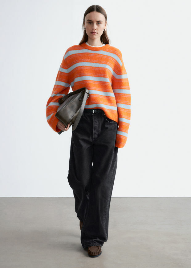 앤아더스토리즈 알파카 블렌드 스웨터의 오렌지-블루 스트라이프컬러 ECOMLook입니다.