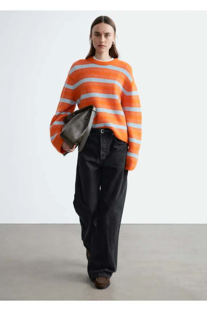 앤아더스토리즈 알파카 블렌드 스웨터의 오렌지-블루 스트라이프컬러 ECOMLook입니다.
