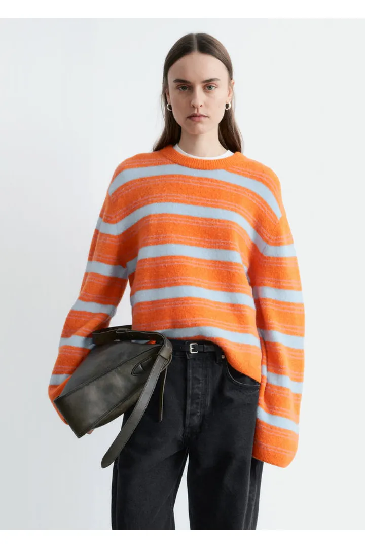 앤아더스토리즈 알파카 블렌드 스웨터의 오렌지-블루 스트라이프컬러 ECOMLook입니다.