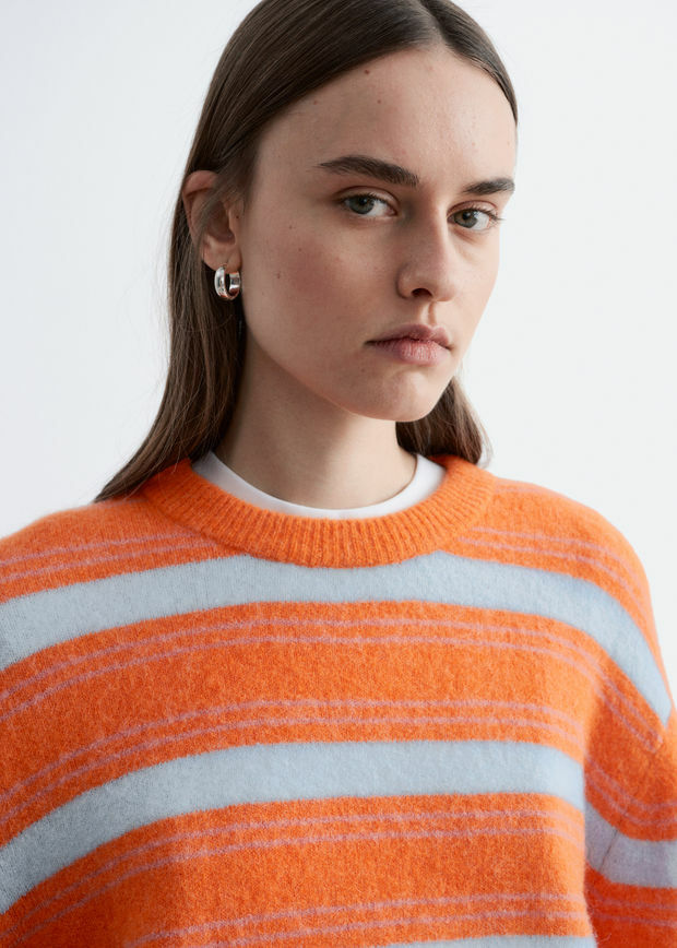앤아더스토리즈 알파카 블렌드 스웨터의 오렌지-블루 스트라이프컬러 ECOMLook입니다.