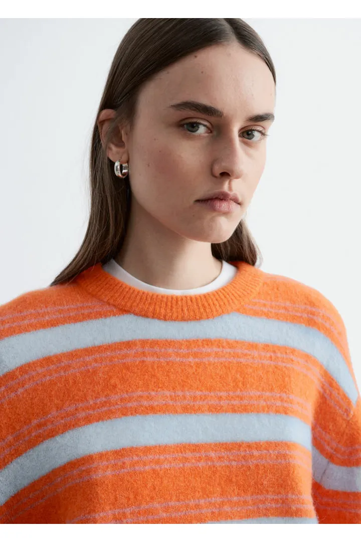 앤아더스토리즈 알파카 블렌드 스웨터의 오렌지-블루 스트라이프컬러 ECOMLook입니다.