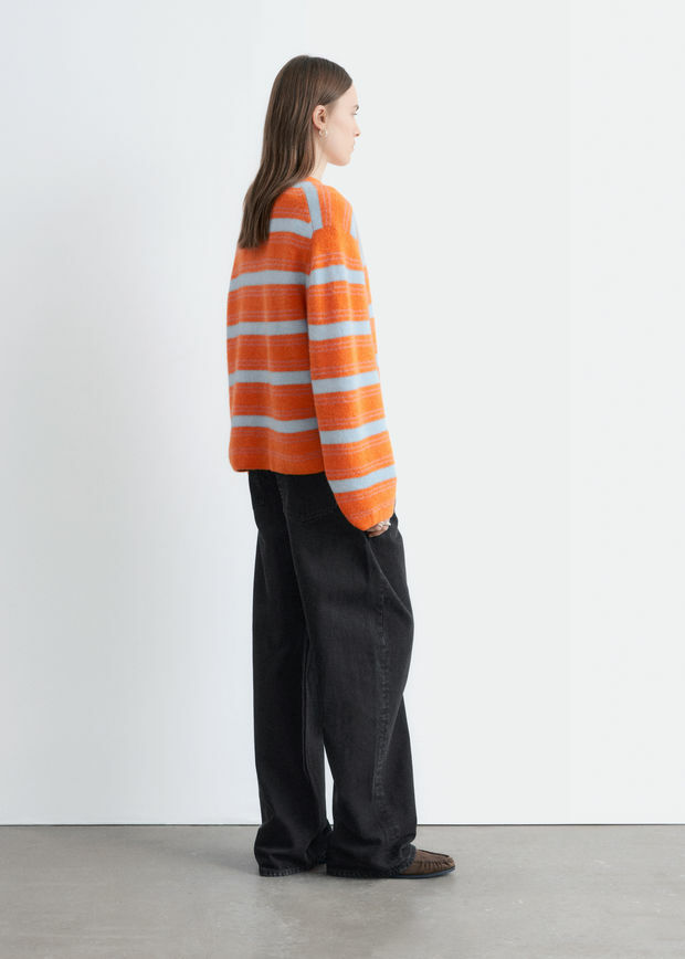 앤아더스토리즈 알파카 블렌드 스웨터의 오렌지-블루 스트라이프컬러 ECOMLook입니다.