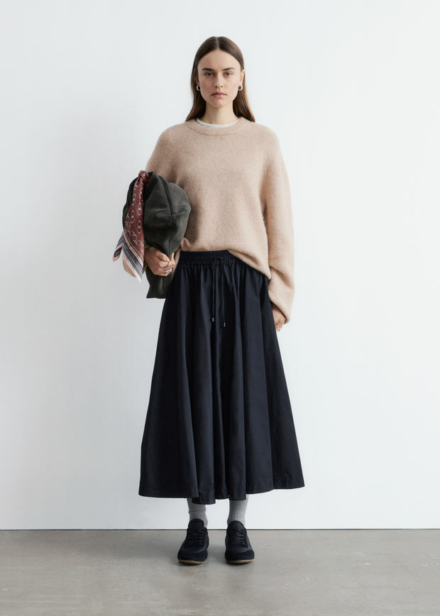 앤아더스토리즈 알파카 블렌드 스웨터의 베이지컬러 ECOMLook입니다.