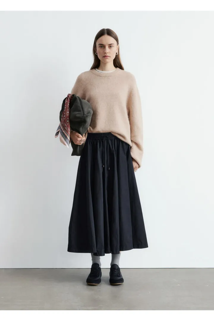 앤아더스토리즈 알파카 블렌드 스웨터의 베이지컬러 ECOMLook입니다.