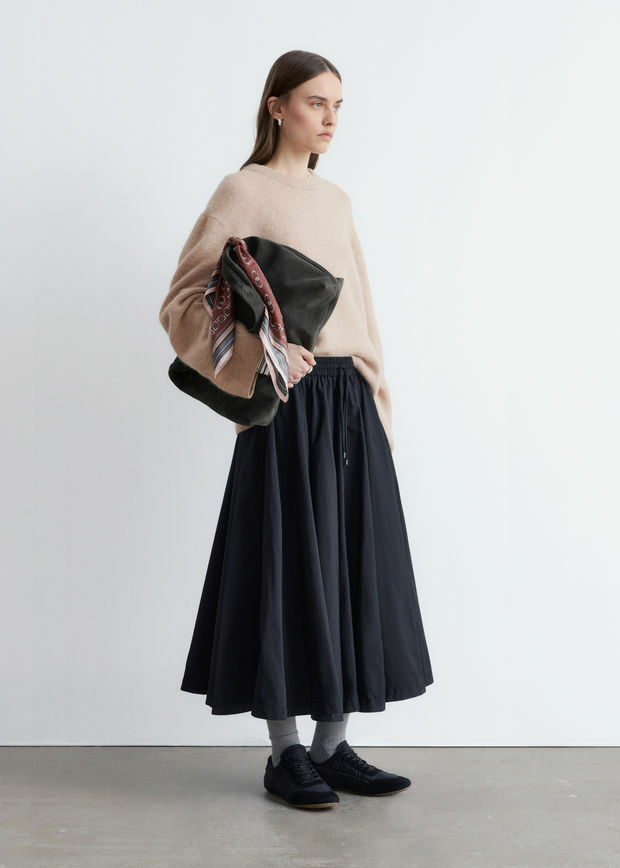 앤아더스토리즈 알파카 블렌드 스웨터의 베이지컬러 ECOMLook입니다.