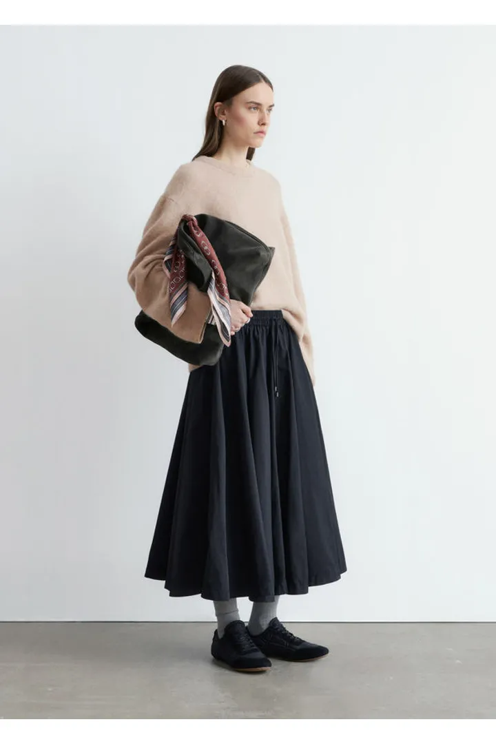 앤아더스토리즈 알파카 블렌드 스웨터의 베이지컬러 ECOMLook입니다.