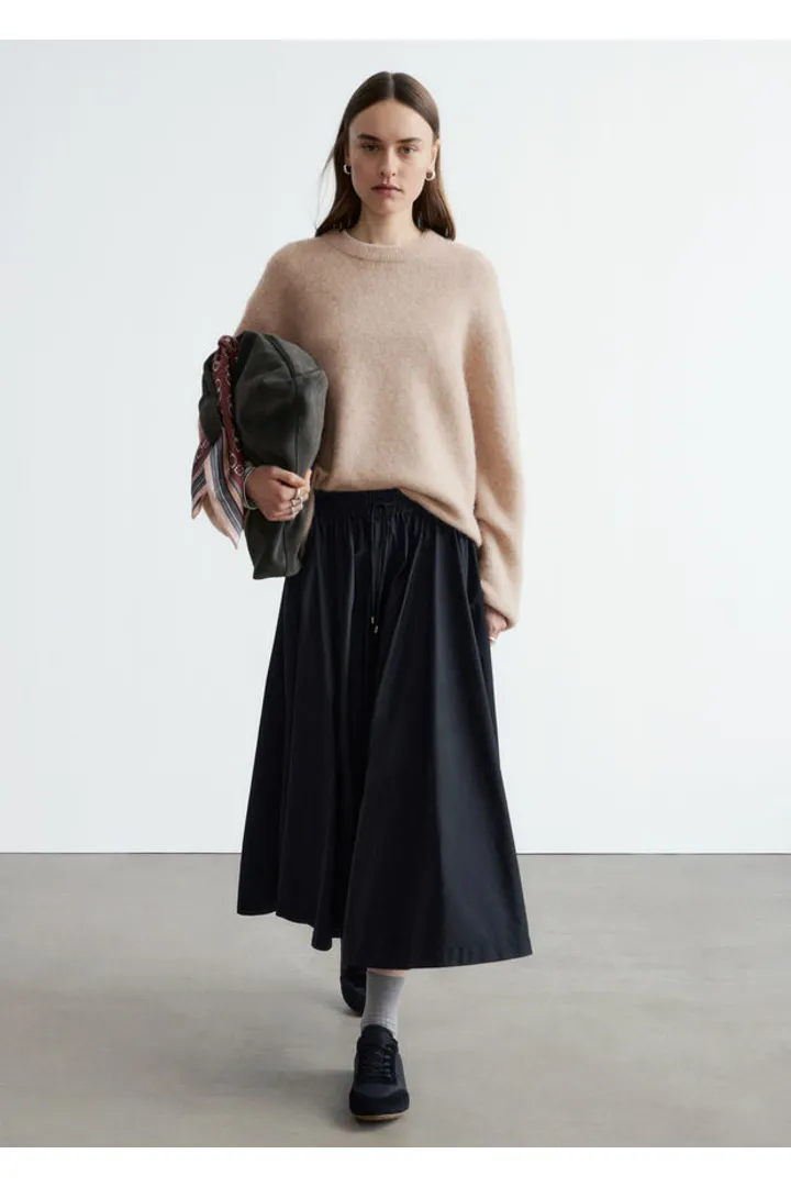 앤아더스토리즈 알파카 블렌드 스웨터의 베이지컬러 ECOMLook입니다.