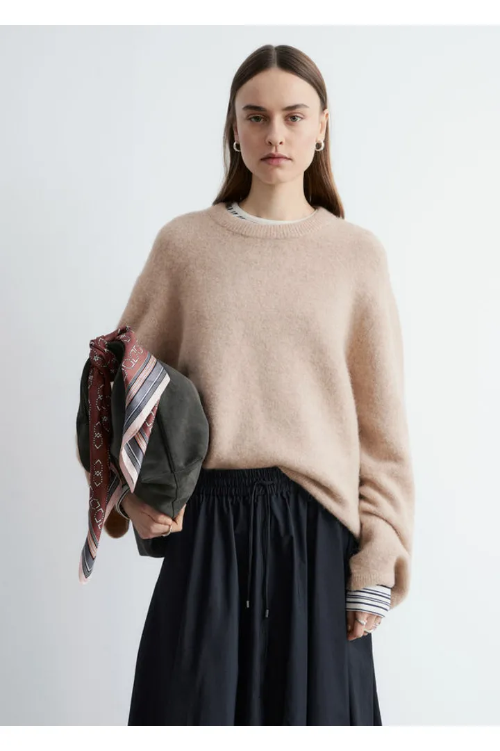 앤아더스토리즈 알파카 블렌드 스웨터의 베이지컬러 ECOMLook입니다.