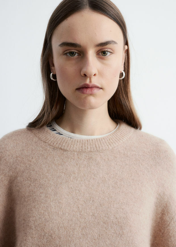 앤아더스토리즈 알파카 블렌드 스웨터의 베이지컬러 ECOMLook입니다.